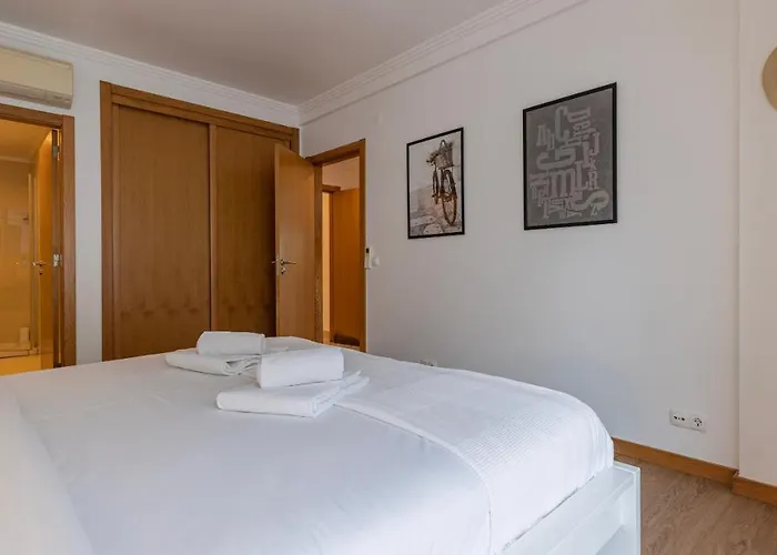 3 Bedroom Oeiras Wonder W/ Balcony By Lovelystay