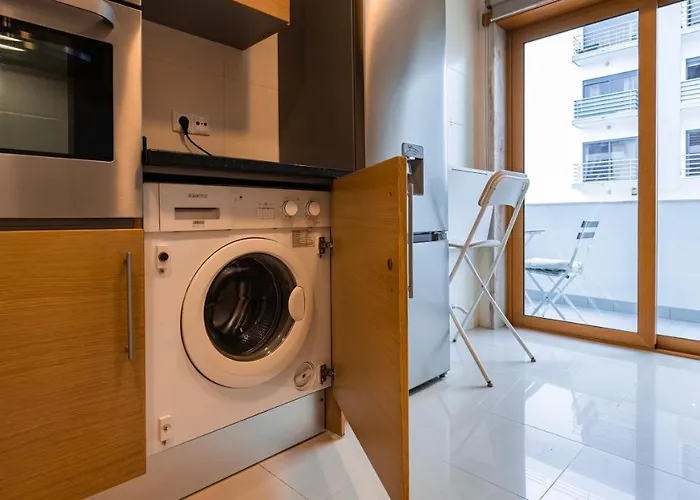 3 Bedroom Oeiras Wonder W/ Balcony By Lovelystay