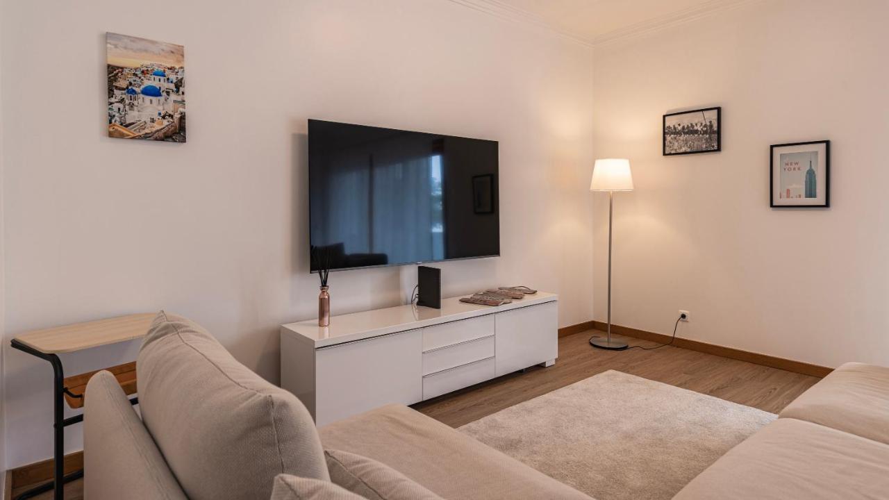 3 Bedroom Wonder W/ Balcony By Lovelystay