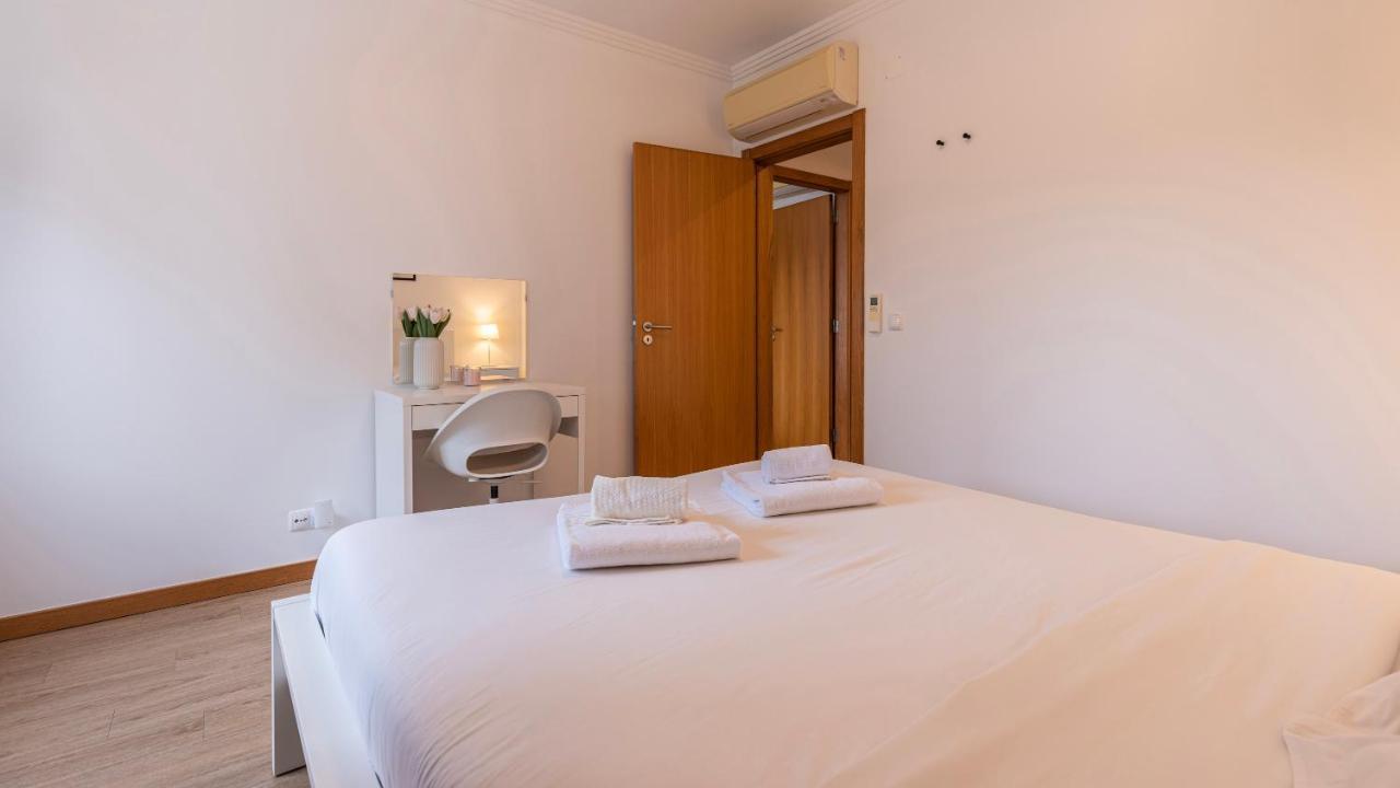 3 Bedroom Wonder W/ Balcony By Lovelystay Apartment