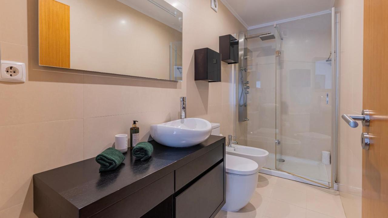 Apartment 3 Bedroom Wonder W/ Balcony By Lovelystay