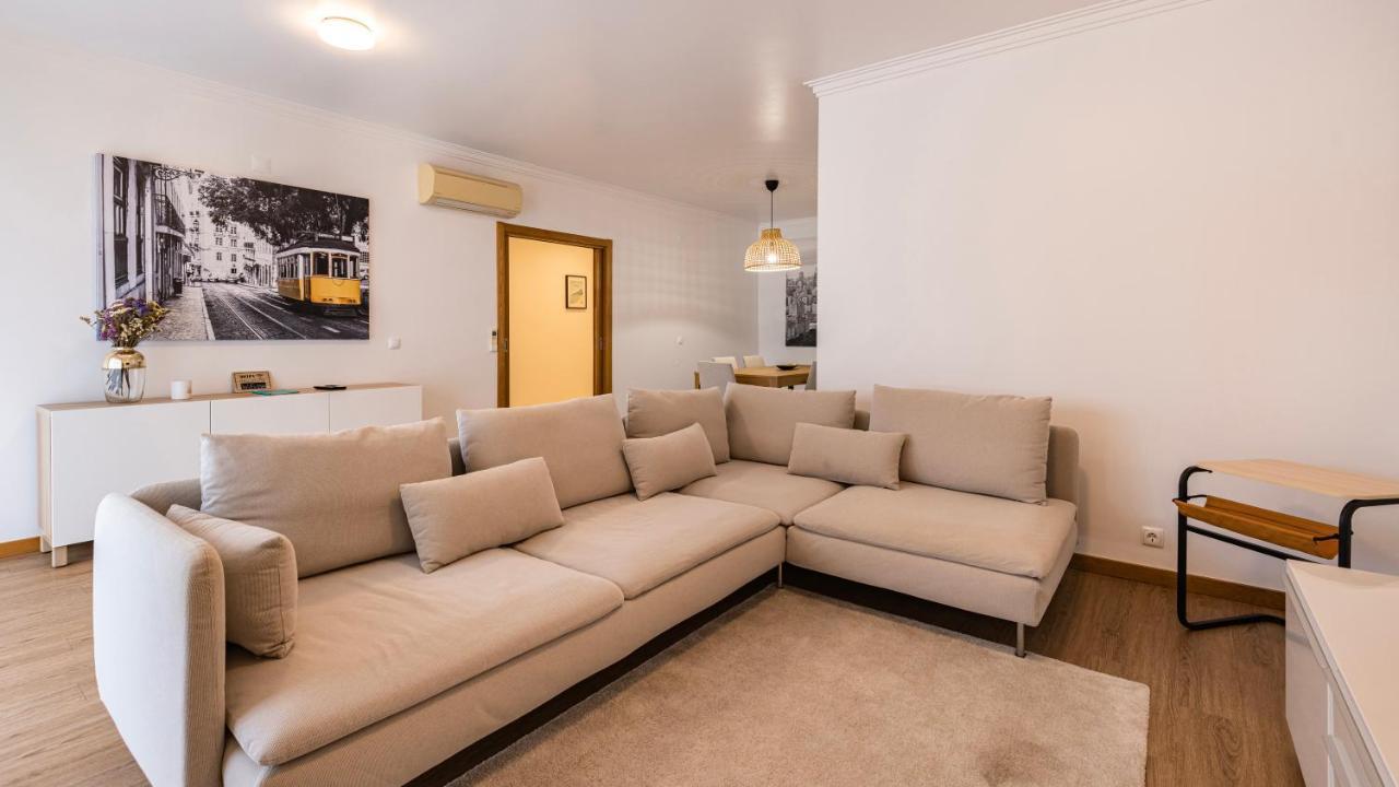 Apartment 3 Bedroom Wonder W/ Balcony By Lovelystay Oeiras