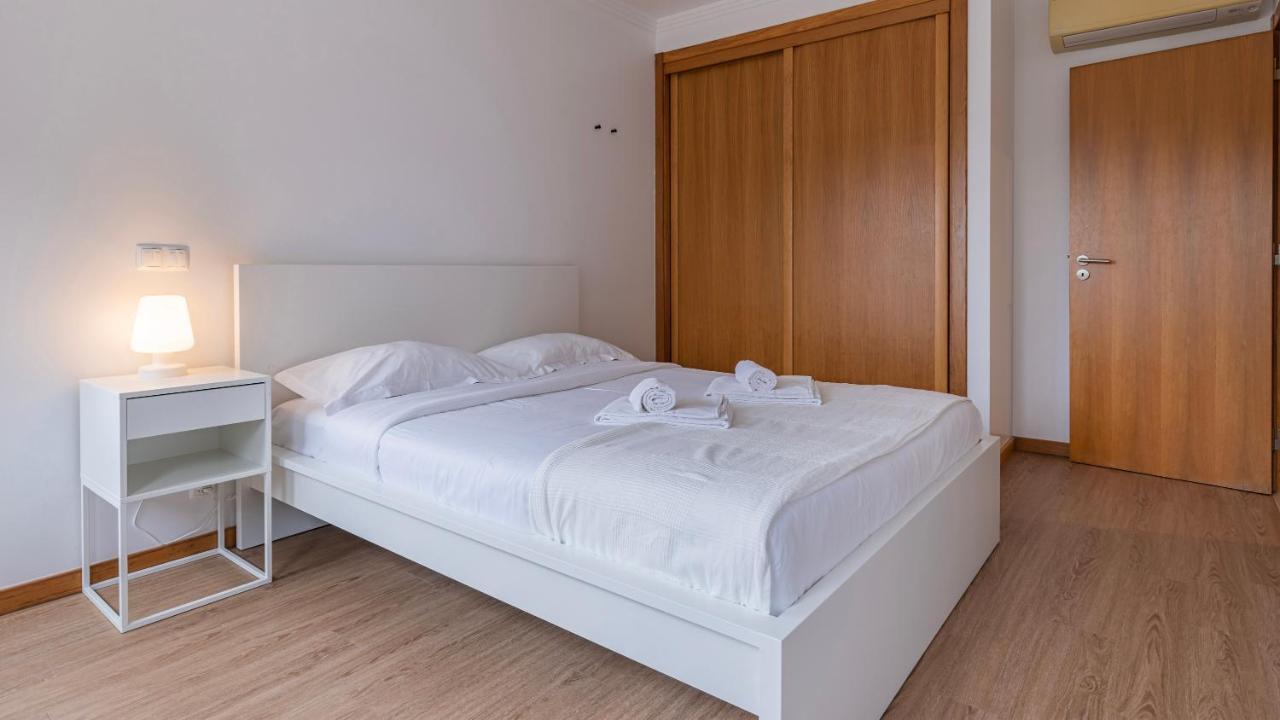 3 Bedroom Wonder W/ Balcony By Lovelystay Apartment