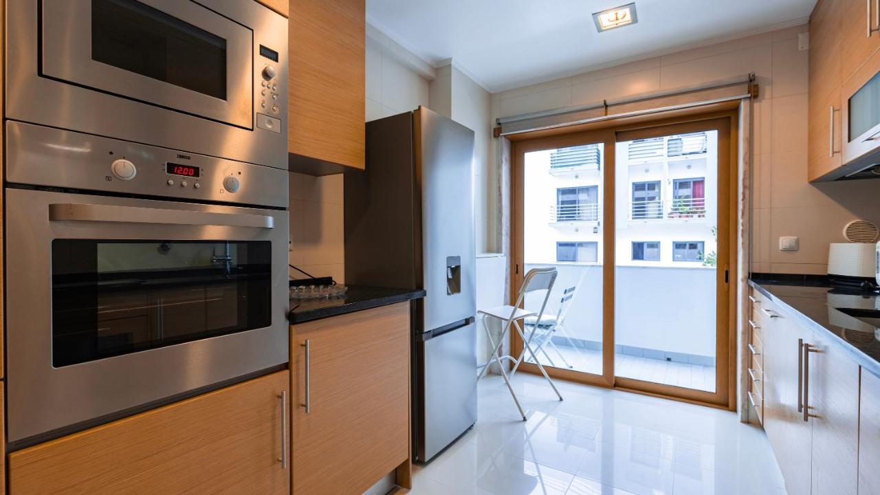 Apartment 3 Bedroom Wonder W/ Balcony By Lovelystay